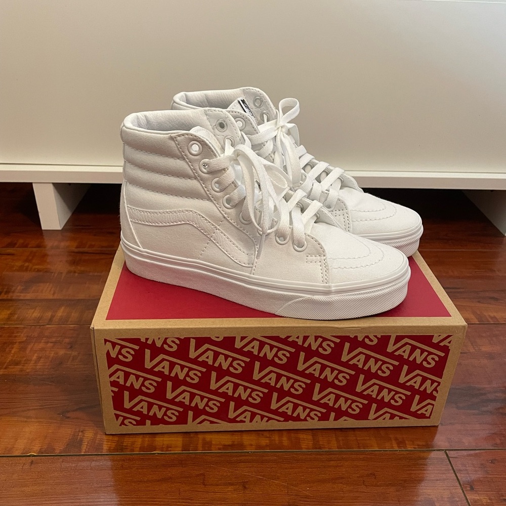 Sk8-Hi True White Vans (WOMEN SIZE 5)